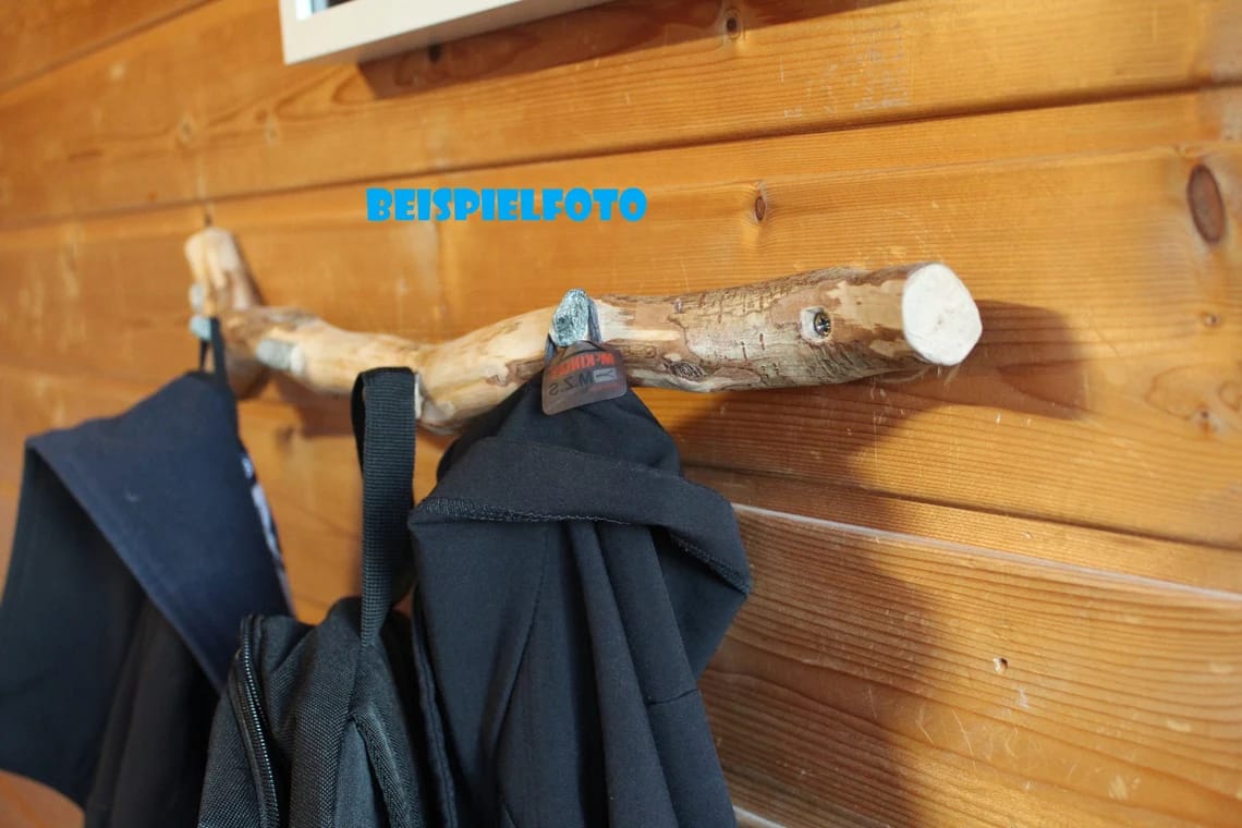 Holzgarderobe