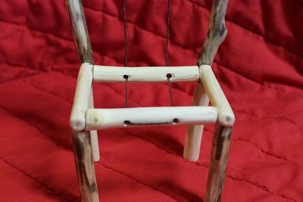 Rustikaler handgefertigter Miniatur Holzstuhl