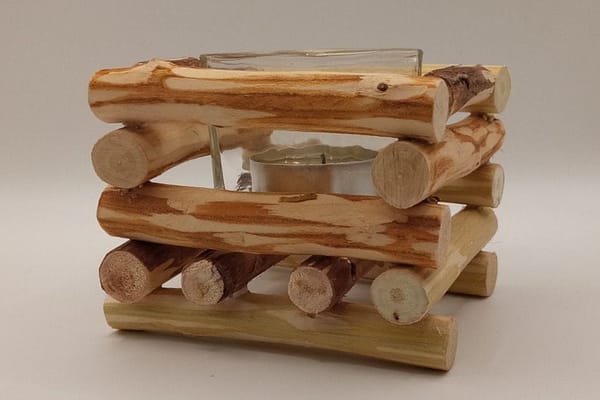 Handgefertigter Teelichthalter aus Holz