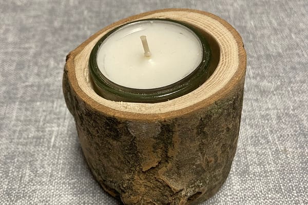 Handgefertigter Holzteelichthalter