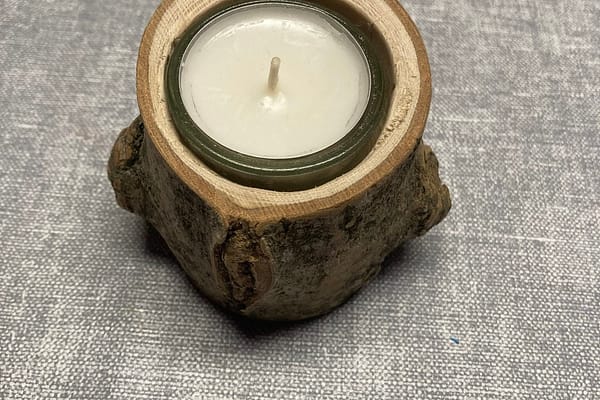Handgefertigter Holzteelichthalter